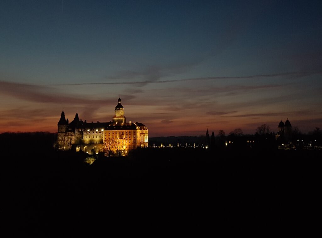 noc zapada nad zamkiem Książ